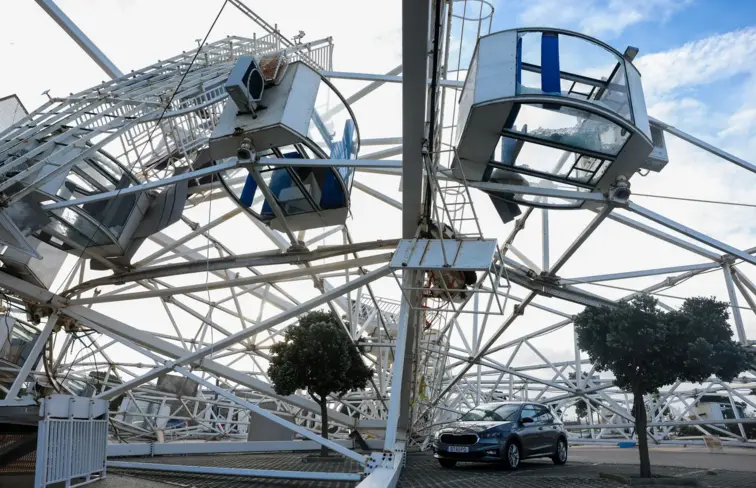A roda gigante, divertimento na marginal da Figueira da Foz, caiu hoje durante a madrugada